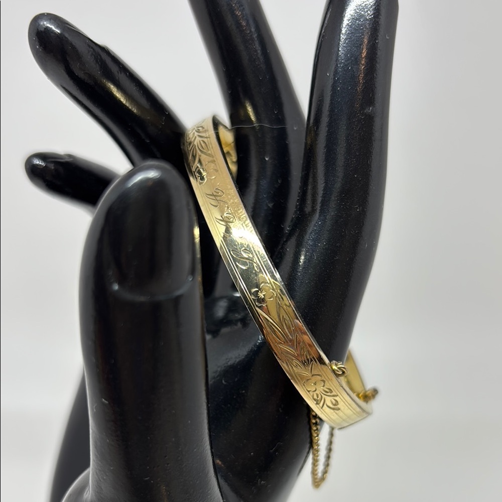 Elegant Gold Bracelet with Intricate Patterns